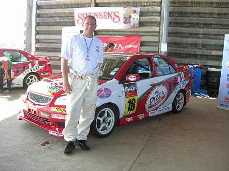 Thomas Raldorf ved siden af hans Toyota Vios racer.